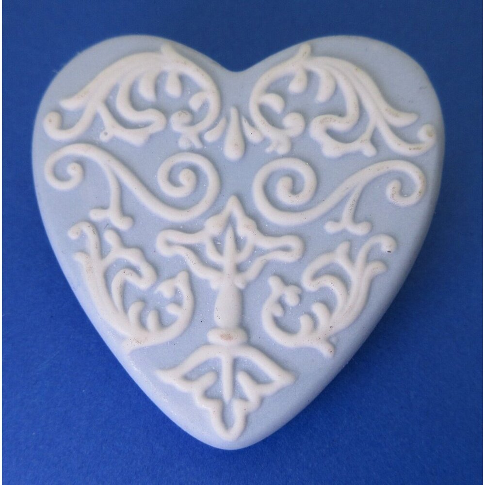 Vintage WEDGEWOOD Blue White Jasper Ware Porcelain Heart Shaped Brooch Pin